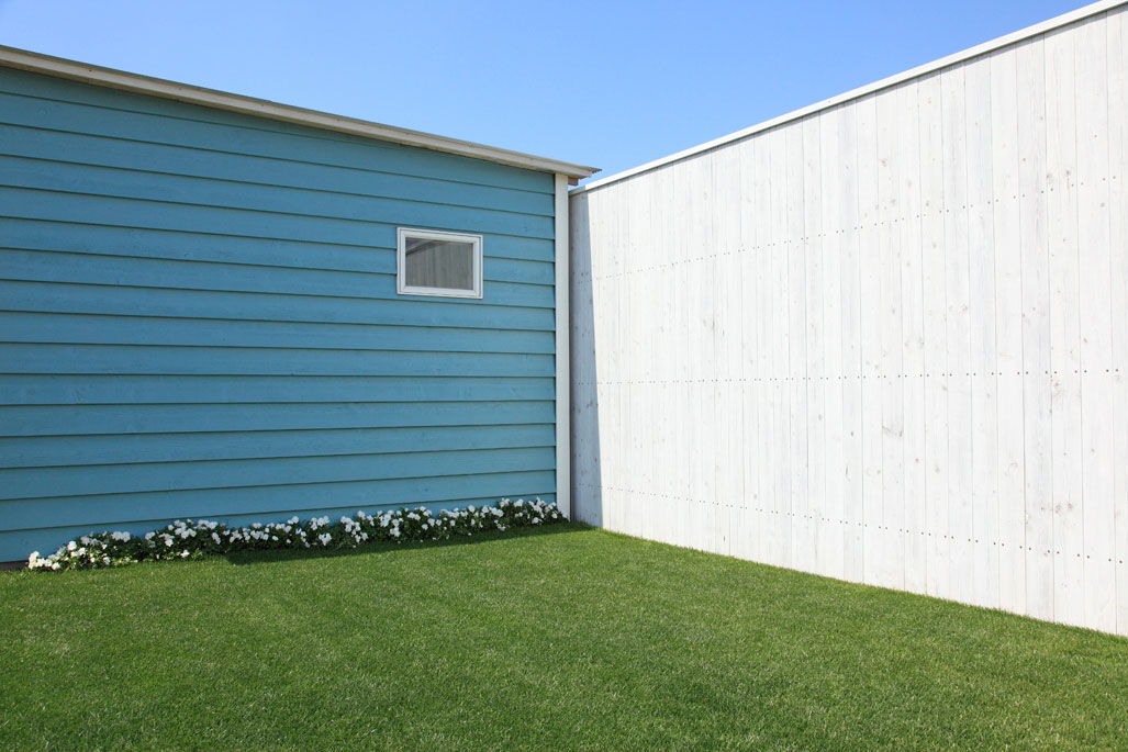 Wall lily 02 ハウススタジオ ガーデンプランタン - 様々な壁と芝生のエリア