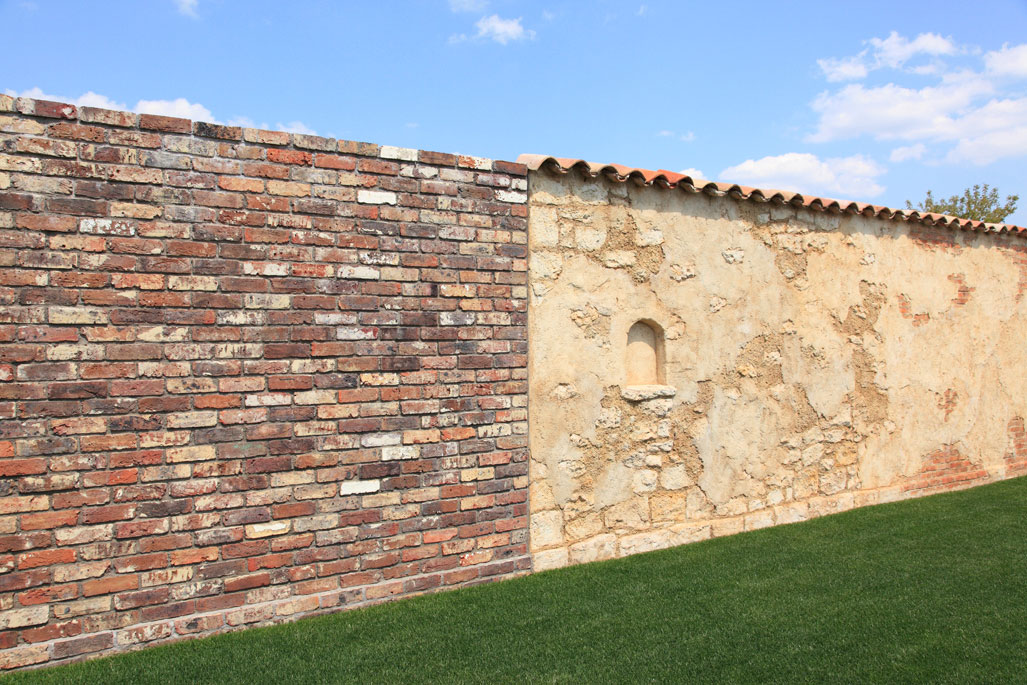 Wall naomi & Yvette ハウススタジオ ガーデンプランタン - 様々な壁と芝生のエリア